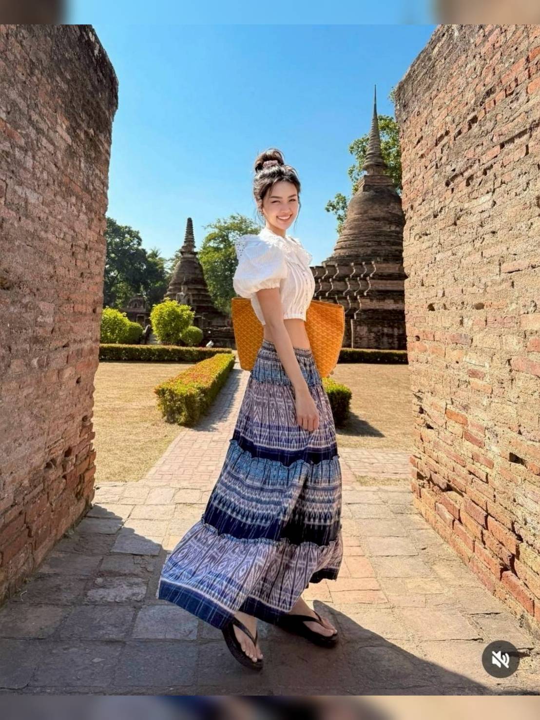 งานเซ็ท ผ้าลูกไม้นุ่มๆแขนพองๆ ดีอะ กระโปรงก็บานดีเวอร์ ไม่มีหวงผ้า ลายสวยเก๋ แม็ชกันลงตัว