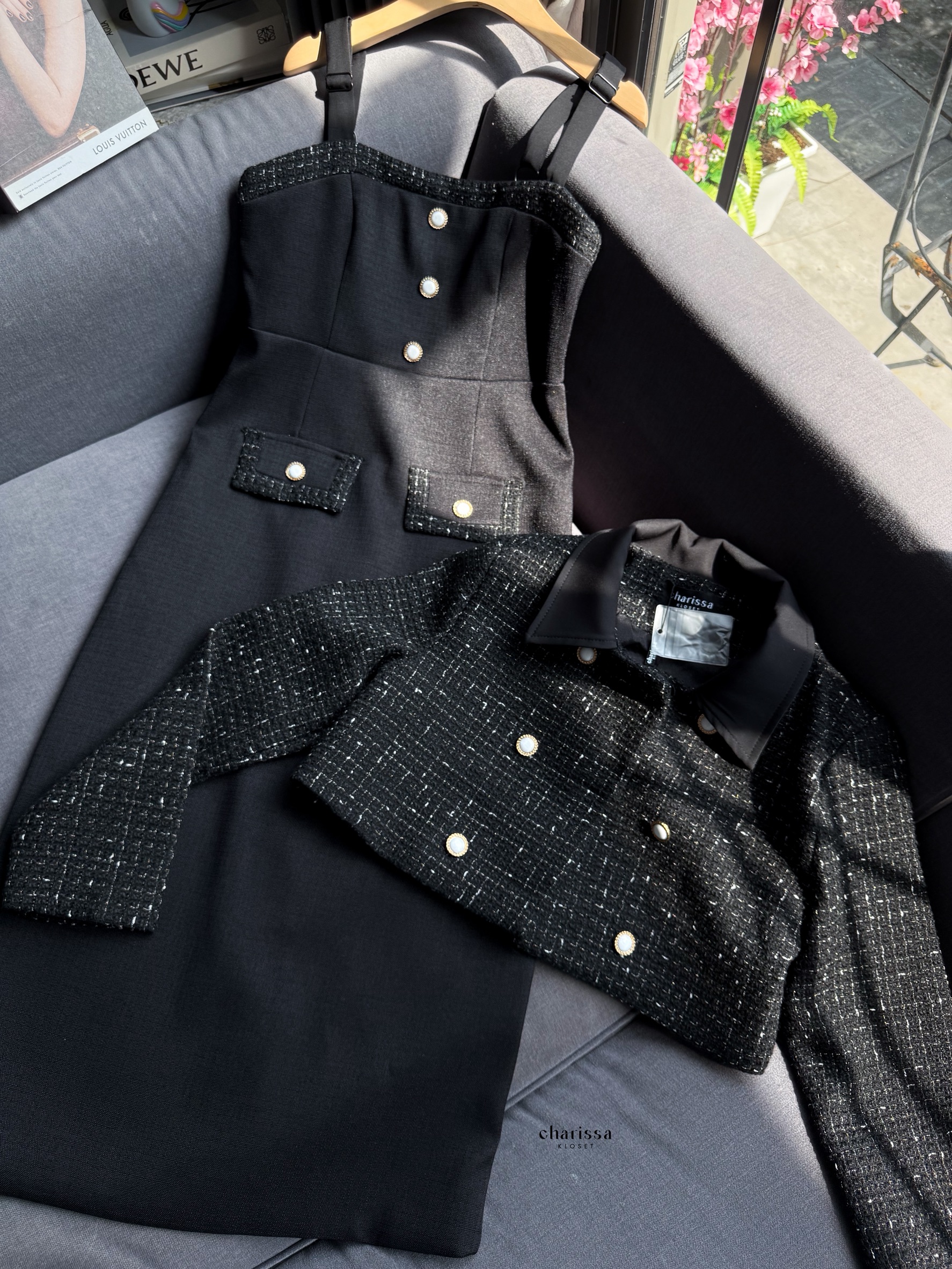 เซ็ทเดรส+เสื้อครอปสั้น งานหรูมาก รุ่นนี้ผ้าพรีเมี่ยมทวิตที่ทางร้านสั่งตัดพิเศษ ตัวเดรสมีซับในทั้งชุดเดรสใช้ผ้าทวิตญี่ปุ่น ด้านหน้าแต่งกระดุม 3 เม็ดเพิ่มความน่ารัก แต่งกระเป๋าหลอกซ้าย ขวา ซิปหลัง เดรสด้านหลังผ่าหลังขึ้นมาเล็กน้อยทำให้เดินได้สะดวก เดรสสามาร