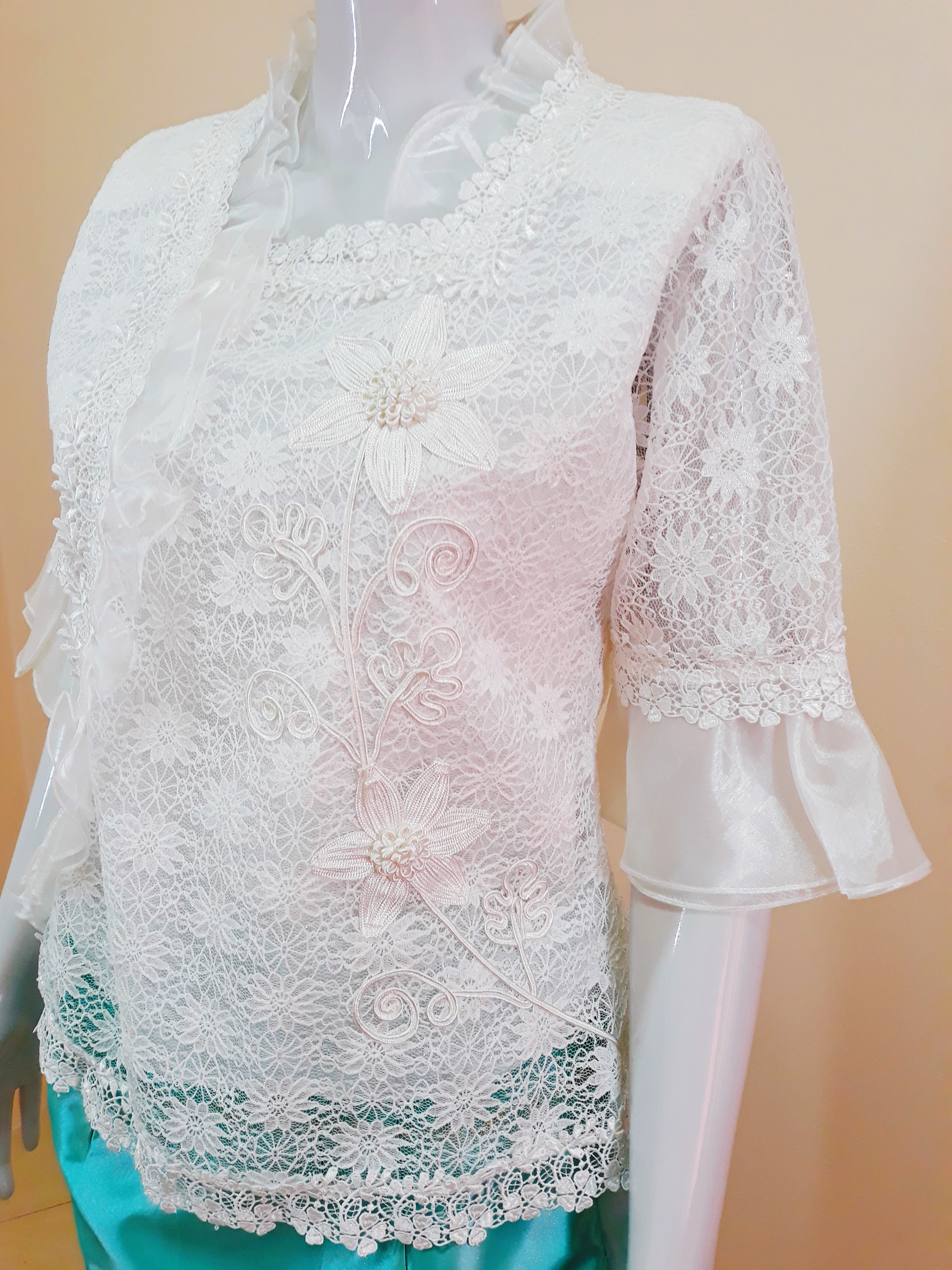 เสื้อลูกไม้ สีขาว สวยหรู ดูดีมีระดับ มีซับในตัว (รอบอก 35-37 นิ้ว/ใส่ได้)