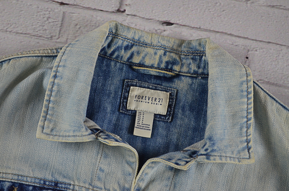 FOREVER 21 อกจริง40' (M) เสื้อแจ็คเก็ตยีนส์ เสื้อยีนส์แขนยาวหญิงชาย เนื้อผ้ายีนส์นุ่มใสสบาย มีกระเป๋าข้างนอกและใน สภาพดีมาก