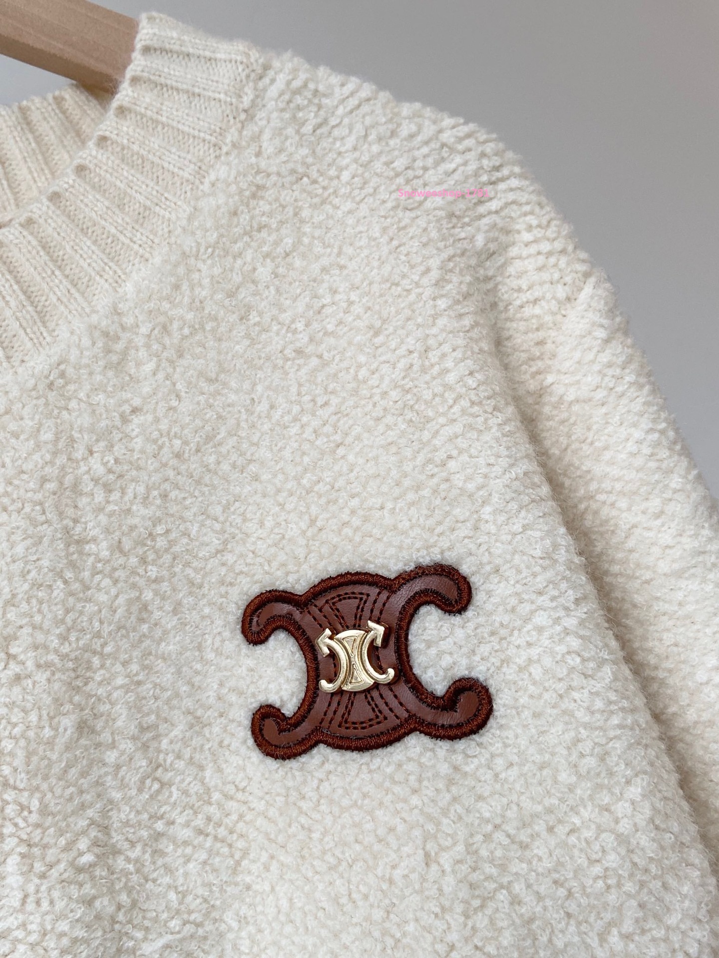 เสื้อไหมพรมคาร์ดิแกนงานเหมือนแบรนด์ดัง ผ้าทอหนาเกรดพรีเมี่ยมสีเบจ ใส่เป็นเสื้อคลุมสวมทับหรือใส่แบบตัวเดียวก็สวย ผ้านิ่มใส่สบายกันหนาวได้ ใส่ไปต่างประเทศหรือใส่ทำงานก็ดูดี