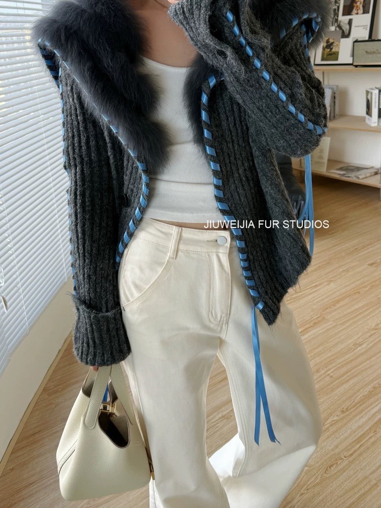 เสื้อคลุมทรงOversized น่ารักมากค่ะตัวนี้ ดีเทลตกแต่งริบบิ้น คอปกขนเฟอร์ งานสไตล์เกาหลี