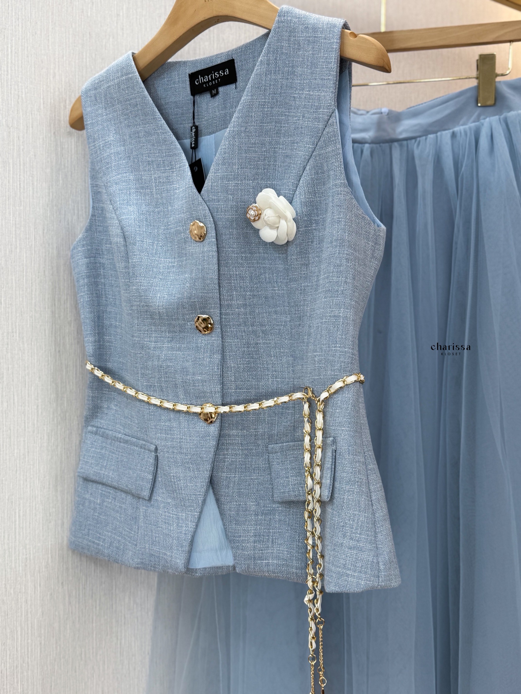 set 4 ชิ้น : เสื้อแขนกุด+กระโปรงมุ้งยาว+ เข็มกลัดดอกไม้+เข็มขัดโซ่ #ชุดสูทกระโปรง #ชุดเซ็ท #สูทออกงานสีน้ำตาล #สูทสีชมพูผู้หญิง #สูทสีน้ำตาล #เสื้อสูทสีฟ้า #สูทผู้หญิงสีฟ้า #สูทสวยๆสีฟ้า #สูทสีฟ้า #สูทสีฟ้าอ่อน #สูทสีฟ้าออกงาน #สูทสีฟ้าพาสเทล #สูทสีฟ้าไปง