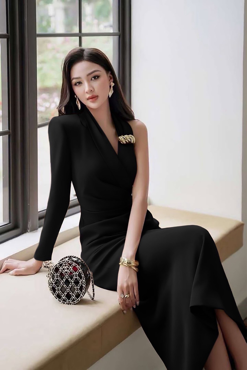 เดรสตัวยาวแต่งแขนยาวข้างนึง มาในโทนดำแต่งอะไหล่ทอง สวย หรู ดูแพง ใส่vacayถ่ายรูปกับแก๊งค์เพื่อนๆไม่มีผิดหวังเลยค่า