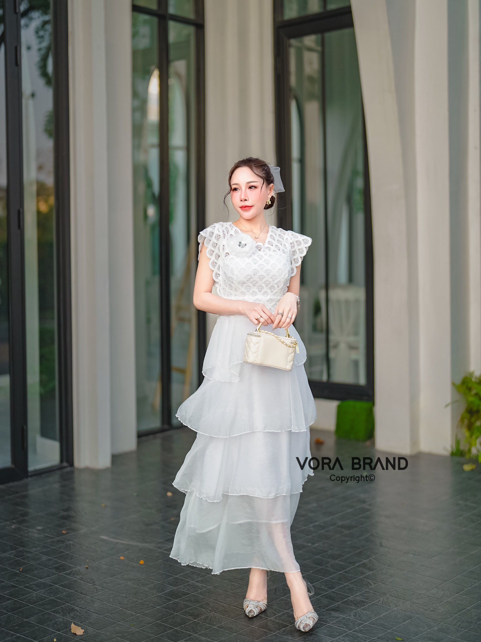 Dress ยาว คอวี ช่วงบนแต่งผ้าลูกไม้ มีฟองน้ำจัดทรงให้ค่ะ แต่งเข็มกลัดดอกไม้ช่วงอก เอวเข้ารูป ช่วงกระโปรงแต่งระบายชั้นๆ น่ารักมากค่ะ เนื้อผ้าใส่สบายมีซับในทั้งชุดค่ะ ... ใส่ออกมาแล้วเป๊ะเว่อร์ แพทเทรินเนี๊ยบสุดๆ สามารถใส่ได้ในทุกโอกาสเลยค่า