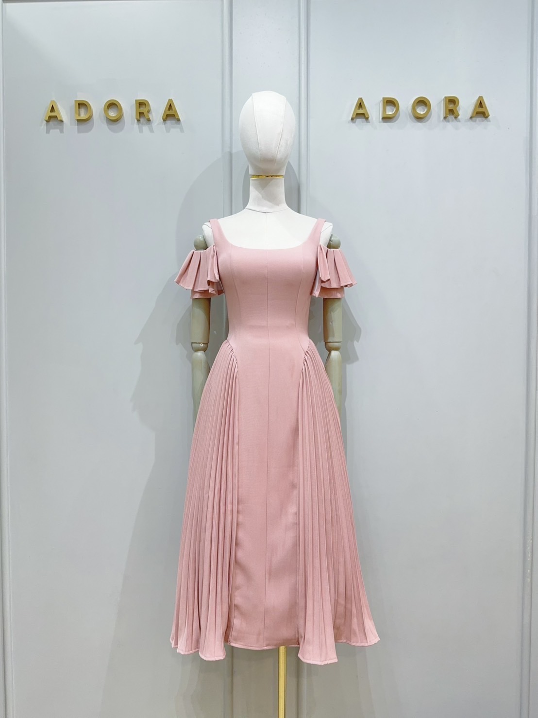 เดรสดีไซน์สายเดี่ยว แต่งดีเทลช่วงแขน ตัวเดรส ใช้ผ้าเนื้อผ้า เกรดพรีเมี่ยมทั้งตัว เนื้อผ้ามีคุณภาพ ใส่แล้วเก็บทรงดูหุ่นเพรียว แต่งดีเทลอัดพลีทด้านข้างทั้งสองข้าง งานมีซับใน งานซิปหลัง สาวๆใส่ออกงาน หรือ ใส่ทำงาน มีติดตู้ไว้ ได้ใช้หลายโอกาสเเน่นอนค่ะชุดนี้