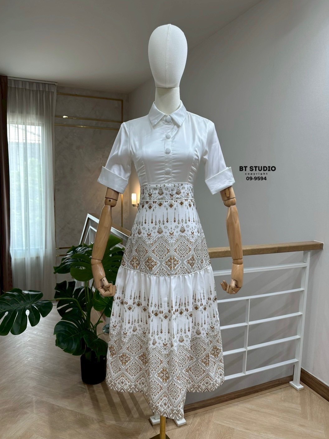 ชุดเดรสคอปกแต่งกระดุมหน้าหลอก ปลายแขนพับ ตัดต่อกุ้นสีขอบขาวสองชั้น ผ้าพื้นสลับงานผ้าพิมพ์ลายในตัวงานสวยเนื้อผ้าดี คัตติ๊งสวยมีซับในและมีซิปหลัง #เดรสออกงาน #ชุดผ้าไทยประยุกต์ #งานป้ายบีที #btstudio