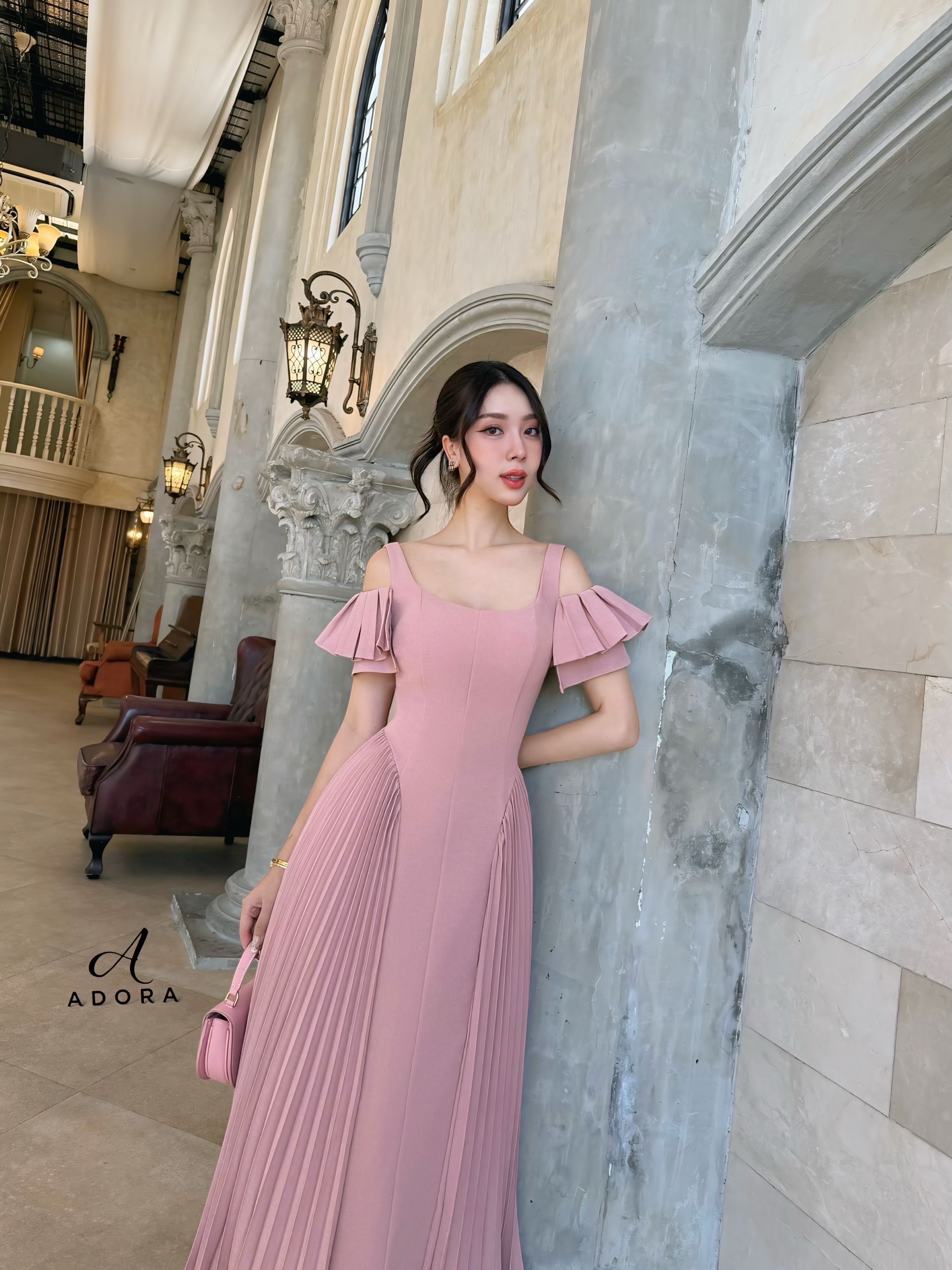 เดรสดีไซน์สายเดี่ยว แต่งดีเทลช่วงแขน ตัวเดรส ใช้ผ้าเนื้อผ้า เกรดพรีเมี่ยมทั้งตัว เนื้อผ้ามีคุณภาพ ใส่แล้วเก็บทรงดูหุ่นเพรียว แต่งดีเทลอัดพลีทด้านข้างทั้งสองข้าง งานมีซับใน งานซิปหลัง สาวๆใส่ออกงาน หรือ ใส่ทำงาน มีติดตู้ไว้ ได้ใช้หลายโอกาสเเน่นอนค่ะชุดนี้