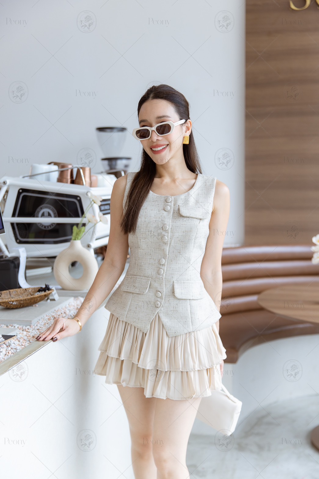 ชุดเซตผ้าทอ ชุดผ้าทวิส ชุดเซตผู้หญิง รุ่นนี้แนะนำเลย น่ารักไม่ไหว เสื้อแขนกุดกระดุมหน้า ผ้าทอมีลายผสมสี งานบุซับในทั้งตัว แมทมาพร้อมกางเกงกระโปรงอัดพลีท ใส่ทั้งชุดคอมพลีทลุ๊ค #งานป้ายpeony #ชุดสวย #ชุดไปเดท #ชุดเซ็ต #ชุดผ้าทอ #ชุดเซตแขนกุด #ชุดเซตน่ารักๆ