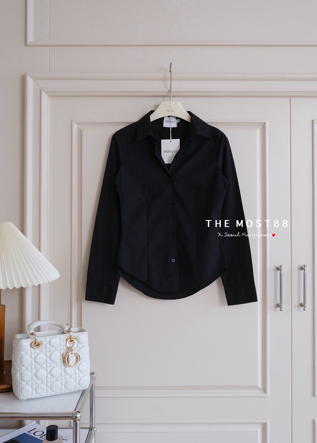 เสื้อเชิ้ตผ้าคอตตอนนิ่ม ลื่น ใส่สบาย ดีเทลตีเกล็ดเข้ารูป ใส่สวยปั้ว ๆ แนะนำให้ลงตรงไซส์ รับรองใส่สวยโช๊ะๆเล้ย เซเลปเขาใส่กันทั่วเลยจ้าทรงนี้ พลาดไม่ได้แล้ว