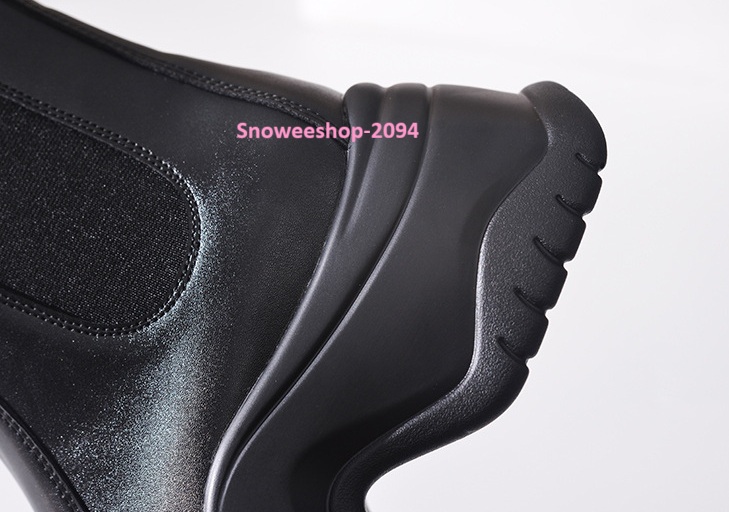 รองเท้าบูทที่เกิดมาเพื่อทริปหนาวและลุคเท่แบบไม่พยายาม สวมสบาย เดินทั้งวันก็ไม่เมื่อย พื้นหนาเก็บความอุ่น ส้นมั่นคง เดินบนหิมะก็เอาอยู จะไปทำงานก็ได้ จะไปเที่ยวก็ดี แมทช์กับโค้ทคือสวยจึ้งมาก 2 สี ไซส์ผู้หญิง 32-40 ทรงหัวมนสปอร์ต