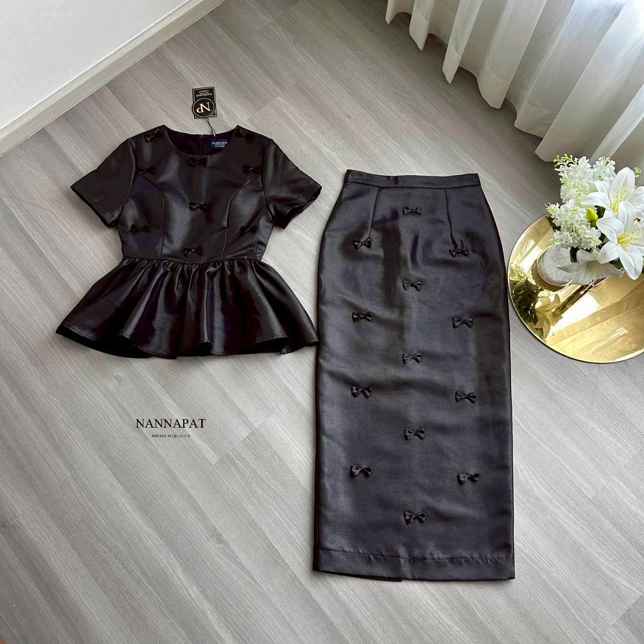 เซ็ทกระโปรงดำ สวย สุภาพ ดูดี งานคล้ายผ้าไหมเลยนะคะ อย่างกับชุดที่ขายราคาเป็นพัน เสื้อน่ารัก ซิปหลัง มีฟองน้ำอก กระโปรงก็ทรงสวย ทั้งเสื้อ กระโปรง เค้าจะแต่งโบว์เล็กๆทั้งตัว