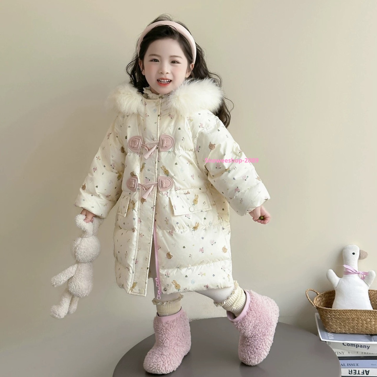เสื้อกันหนาวเด็กมีไซส์ 80–130 cm Children’s Down Jacket 2025 เรียบหรู ละมุนแบบโทนอบอุ่น สีเบจคุณหนูมาก บุหนานุ่มทั้งตัว ไม่คัน ไม่แข็ง ซิป + กระดุม 2 ชั้น กันลมอยู่สุด ปกสูงกันลมเย็นตรงคอพร้อมหมวกฮู้ดแต่งโบว์ชมพู ใส่ได้ตั้งแต่ ติดลบ ใส่เที่ยวต่างประเทศ หร