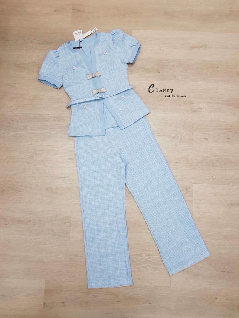 Set ผ้าทวิตสีฟ้าทั้งชุด ตรงเสื้อคอวีดีไซน์ผ่าด้านหน้า แขนสั้นพองเล็กน้อยตัดต่อปลายแขนด้วยผ้าเรียบสีฟ้าเข้าชุด มีกระเป๋าที่หน้าอก2ข้างซ้ายขวาใช้งานได้จริงด้านบนขอบกระเป๋าตกแต่งด้วยกระดุมเพชรสวยๆ