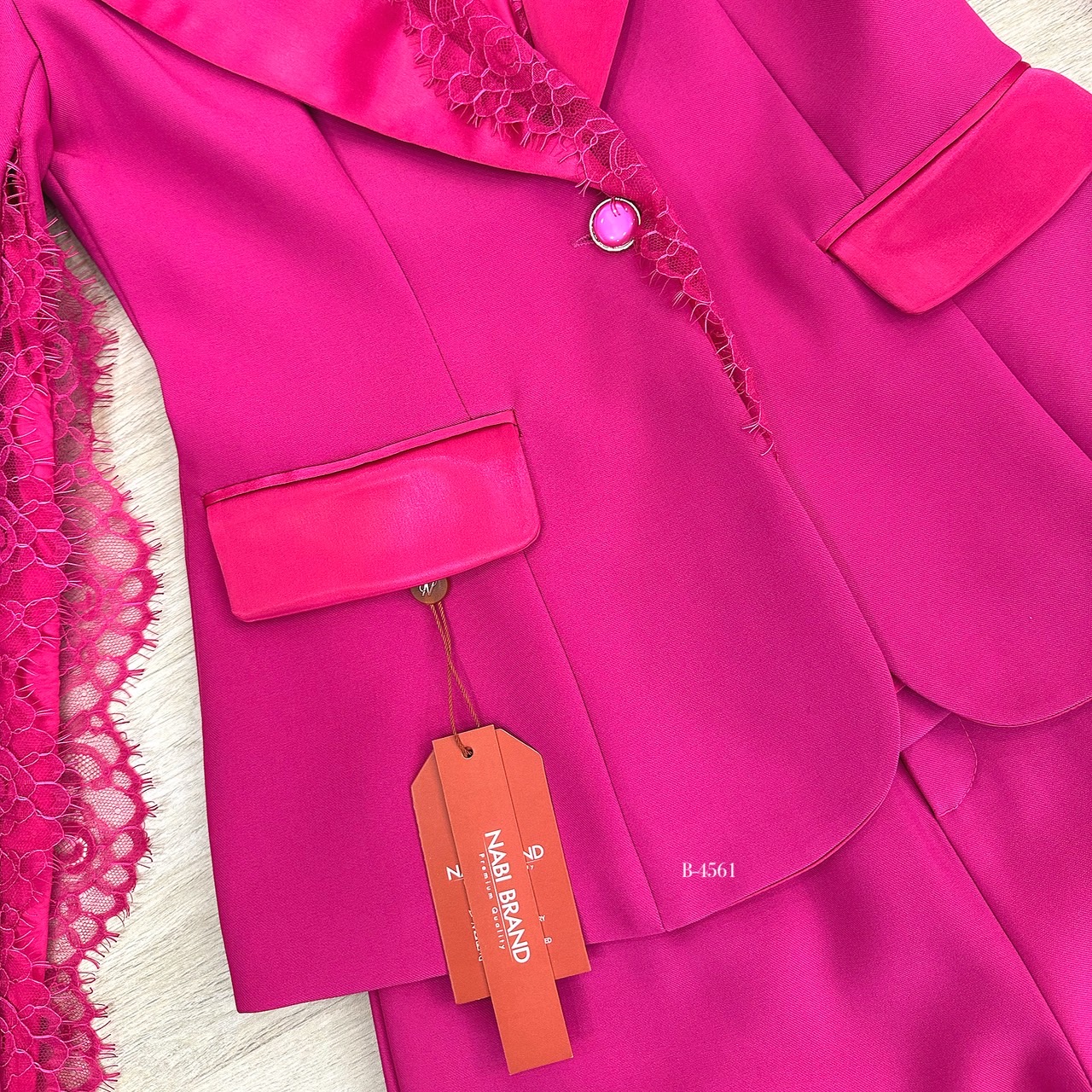 Set 2ชิ้น เสื้อคลุมช่วงแขนผ่าแต่ง ผ้าลูกไม้ ปกคอตัดด้วยผ้าเงามัน แต่งกระดุม 1เม็ด กระเป๋าใช้งานได้จริง มาคู่กับ กางเกงขากระบอกใหญ่ งานซิบหน้าตะขอ กางเกงมีกระเป๋าด้วยค่ะ งานมีซับ ทั้งเซ็ต สูทเสริมไหล่ ใส่สวยดูมีมิติโดดเด่น ดูแพงมากค่ะ ผ้าดีคุ้มเกินราคา พลา