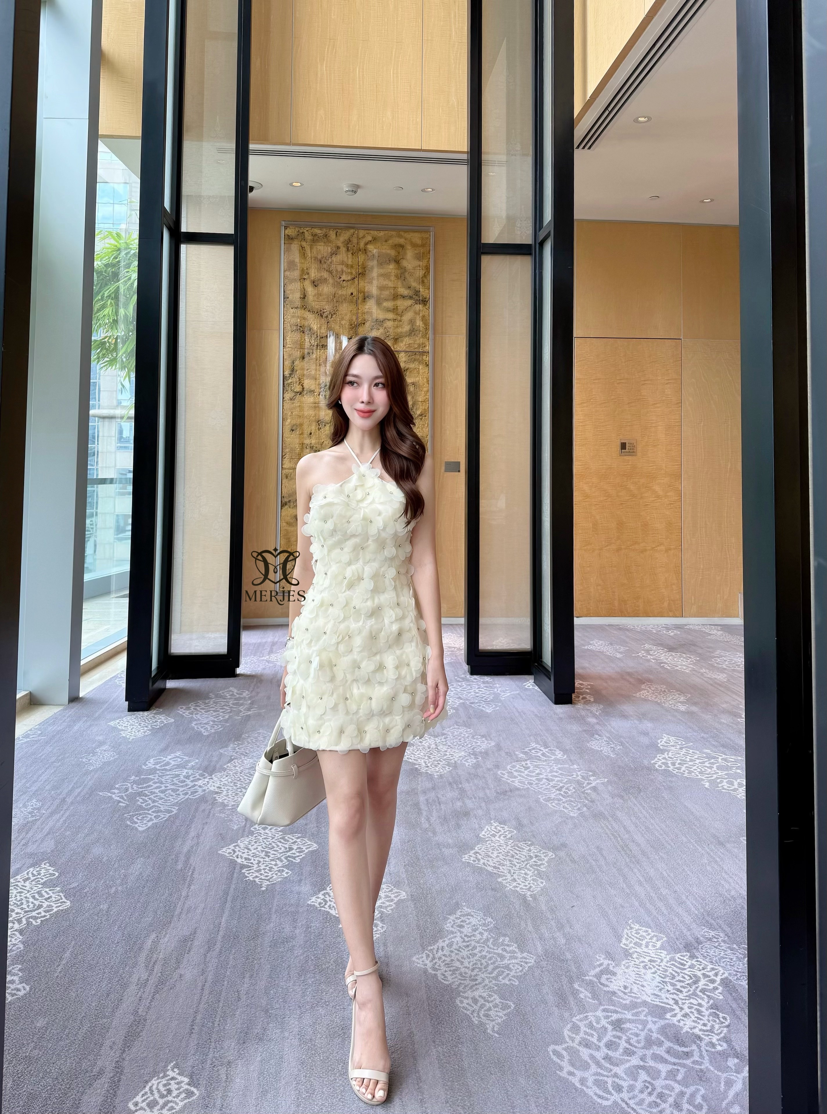 เดรสดอกไม้แต่งเพชรสีชมพูดีเทลงานคล้องคอเชือกผูกด้านหลังงานโชว์หลังแต่งดอกไม้ทรงใหญ่มีเกสรเพชรทั้งชุดสวยเก๋มากๆคะงานทรงเข้ารูปอกมีฟองน้ำเสริมทรงสวยมาก มีความเซ็กซี่สวยเก๋บอกเลยว่าไม่เก็บชุดนี้เสียดายแย่เลยคะ รุ่นฮอตขายดีมากคะ