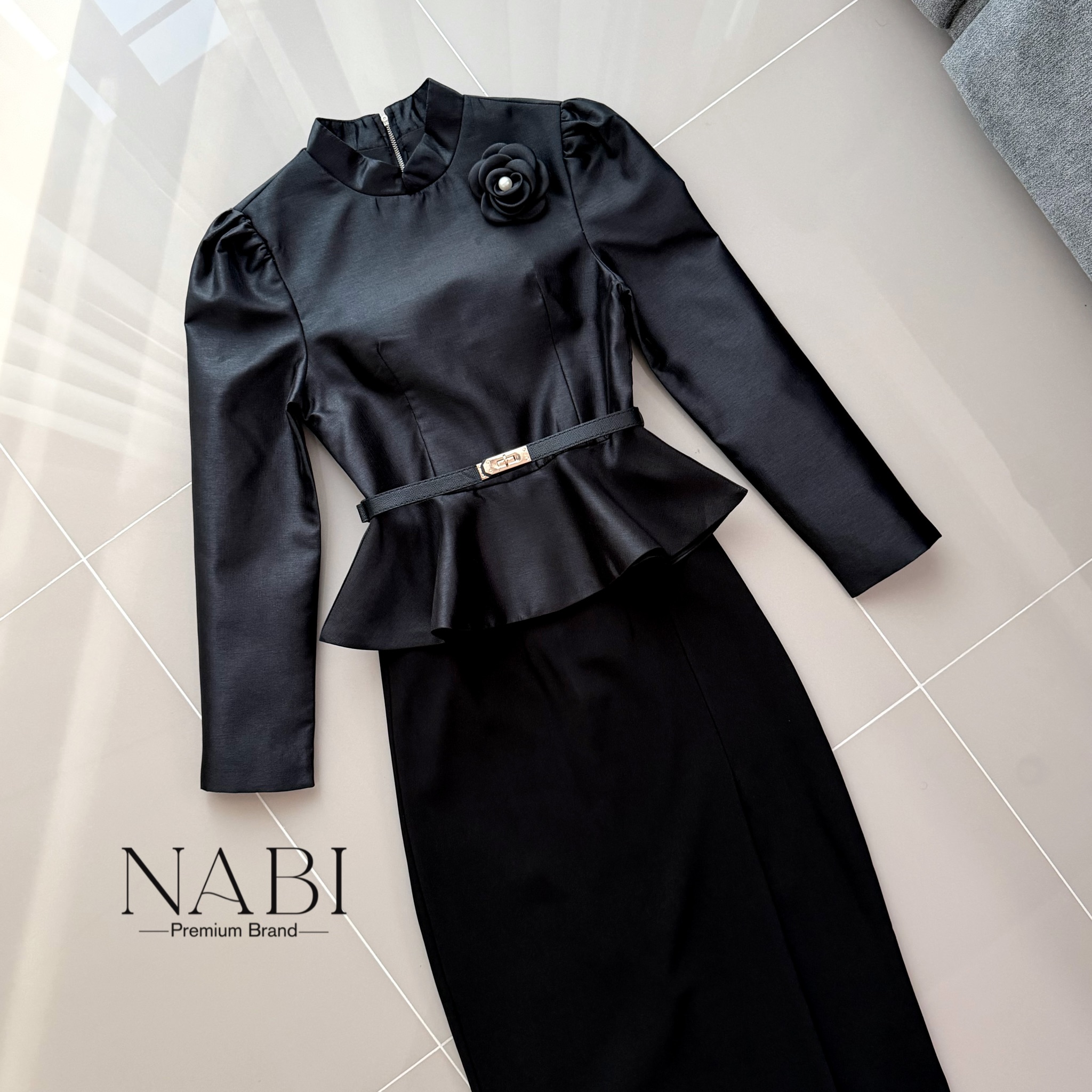 ชุดเซ็ตแขนยา คอกลม มีซัปในฟองน้ำในตัว มาคู่กับกระโปรงยาวทรงชุดไทย พับจีบด้านข้าง ผ่าทรงVด้านหลัง งานอัดกาวอย่างดีอยู่ทรง ใส่คู่กับเข็มกลัดดอไม้และเข็มขัดคือ สวยหรูลงตัวมาก ดีไซน์สวยดูผู้ดีแบบไทยๆ ไม่ซ้ำใคร ใส่ได้หลายโอกาศ ราคาคุ้มสุดๆ ห้ามพลาดนะคะสาวๆ #ชุ