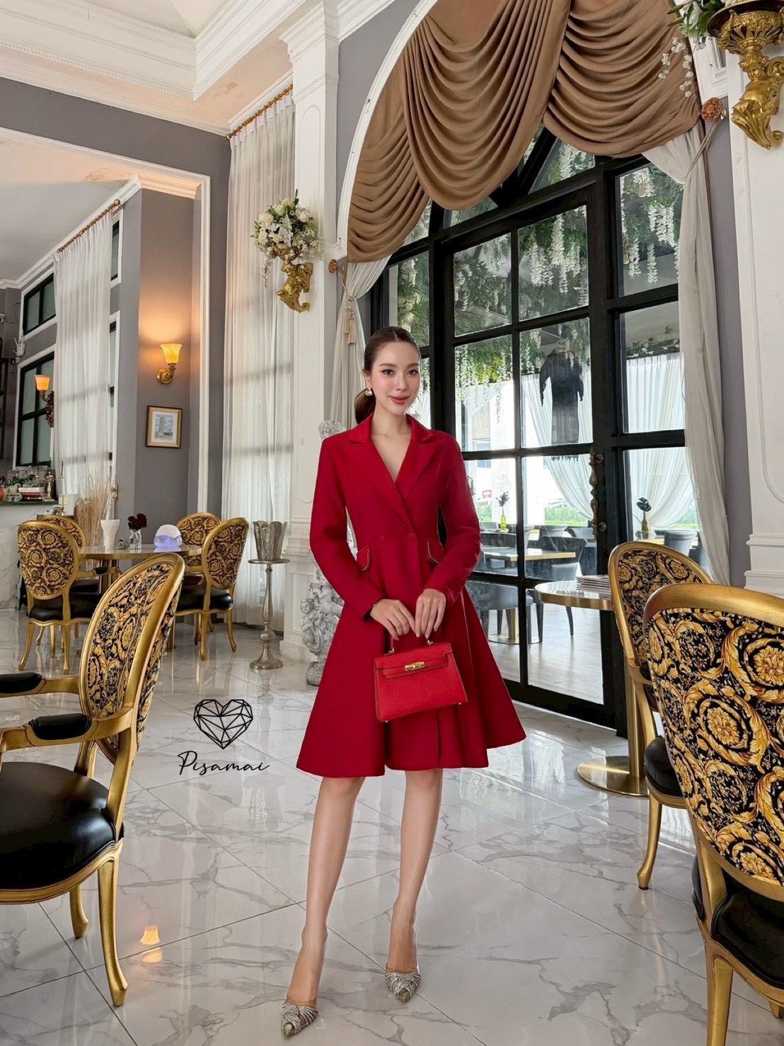 เดรสสูท5ส่วนสีแดงแขนยาว คอปก ช่วงขอบแต่งเพชรวิ๊งๆ ผ้าหนา สวยมากค่า ใส่เฟียสๆ แกรมๆ ได้ไม่ซ้ำใคร ต้องมีเลยค่า