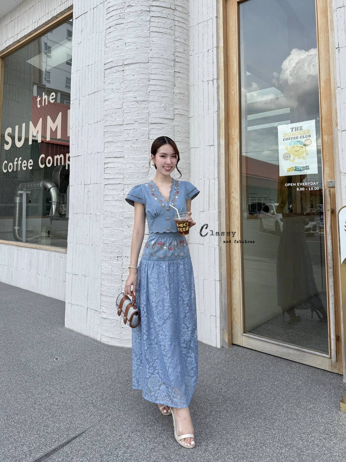 Set 2 ชิ้น เสื้อคอวีแขนสั้นระบาย2 ชั้น + กระโปรงยาวผ้ายีนส์สลับลูกไม้ทั้งชุดปักด้วยลายดอกไม้สวยทั้งเสื้อและกระโปรง