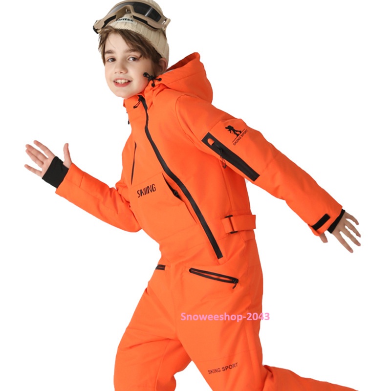 หนาวแค่ไหน…ลูกก็สนุกได้เต็มที่ พาลูกไปลุยหิมะ เที่ยวเมืองหนาว หรือเล่นสกี มั่นใจได้ว่าอุ่นสุดๆ + ปลอดภัยจากลมแรงและหิมะ ชุดสกีเด็กบอดี้สูทแบบชิ้นเดียว หนา อบอุ่น กันน้ำ กันลม กันหิมะ ทนต่อการสึกหรอ ลูกวิ่งเล่นหรือหกล้มก็หายห่วง มีฮู้ดคลุมหัว ป้องกันลมหนาว