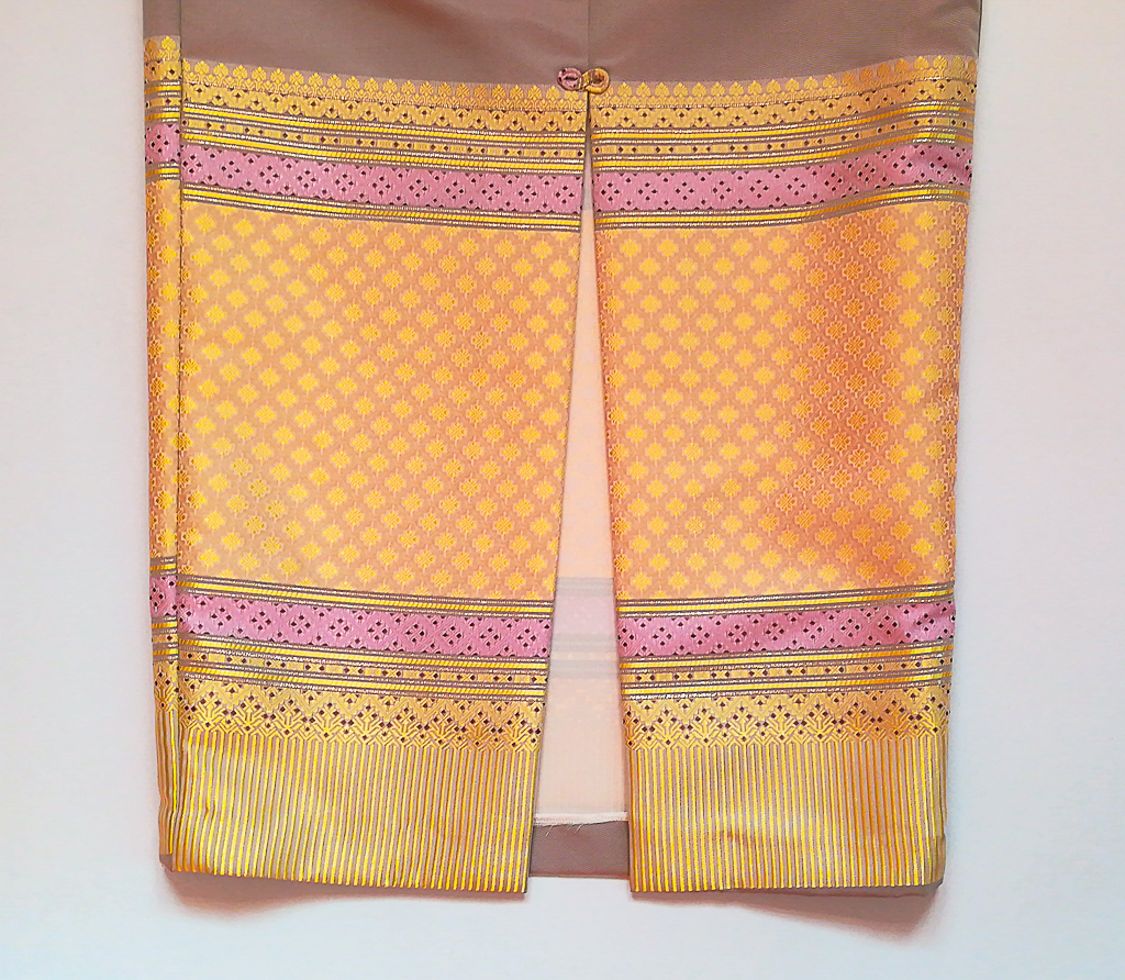 ผ้าถุงไหมสำเร็จรูป (สีโอวัลติน ทรงกระโปรง) งานตัดเย็บประณีต อัดผ้ากาวตามสีของผ้าถุง เนื้องานดีเกรด A (รอบเอว 30 นิ้ว)