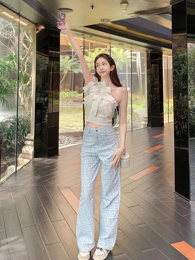 เสื้อกล้ามแขนเดี่ยวผ้าร่องยืด โบว์วามารถถอดออกได้นะคะหรือจะติดก็ได้เพราพว่าน้องเป็นเข็มกลัดค่ะ ใส่ได้บ่อยๆเลยแมทได้เยอะมาก ถอดโบว์ออกสามารถเปลี่ยนลุคได้เลยเก๋ตรงนี้ค่ะ ผ้าไม่รัดรูปจนเกินไปใส่พอดีตัว