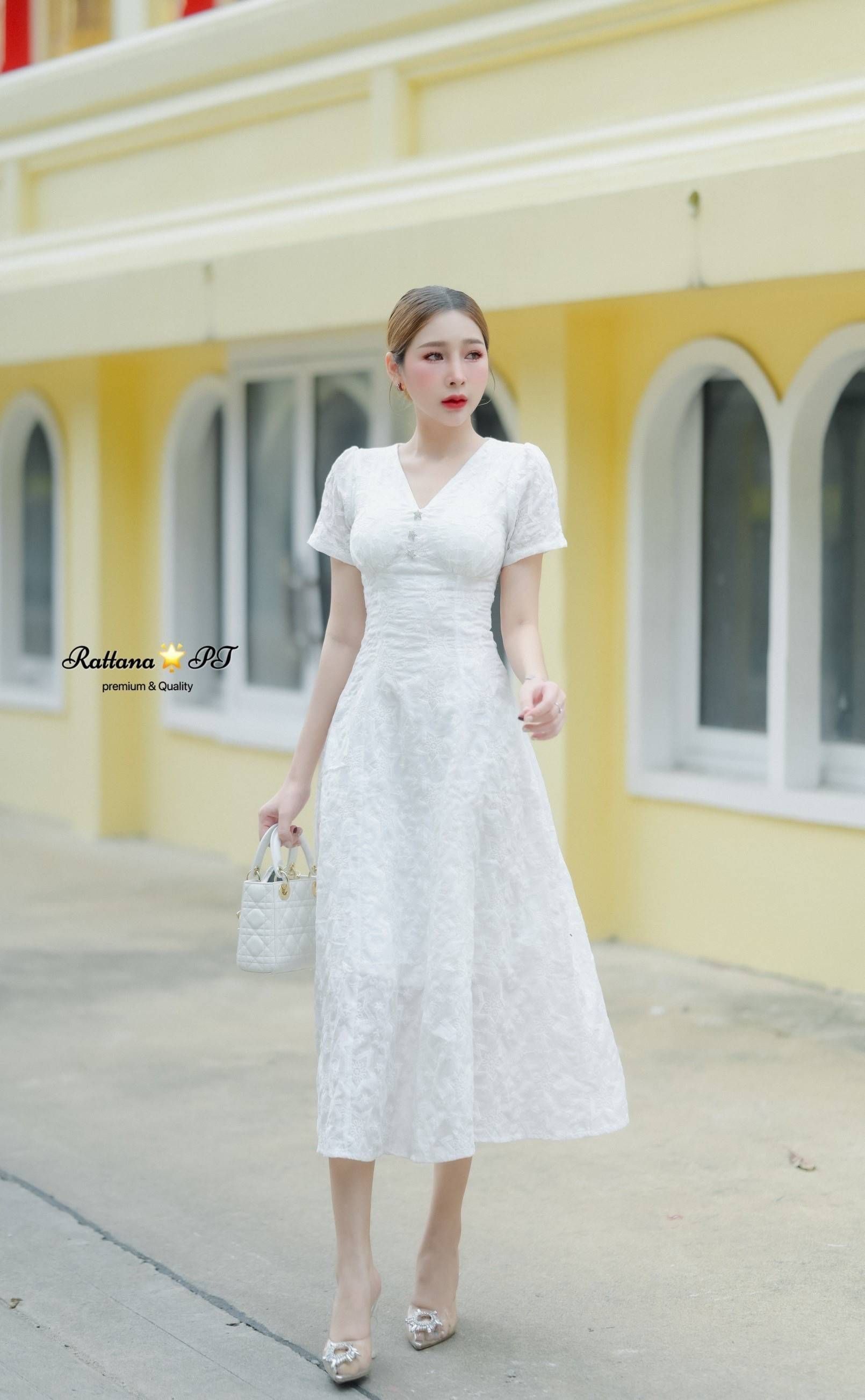 เดรสสีขาว เรียบหรูดูแพง แต่งเพชรที่หน้าอก ให้ดูสวยเก๋ เนื้อผ้าดีมาก หน้าอกมีฟองน้ำ มีซับในทั้งชุด มีซิบด้านหลัง ทรงสวยมาก ใส่แล้วดูผอมจะใส่ไปงานแต่ง ทำบุญ ใส่ออกงาน เก็บเข้าตู้ด่วนๆค่า