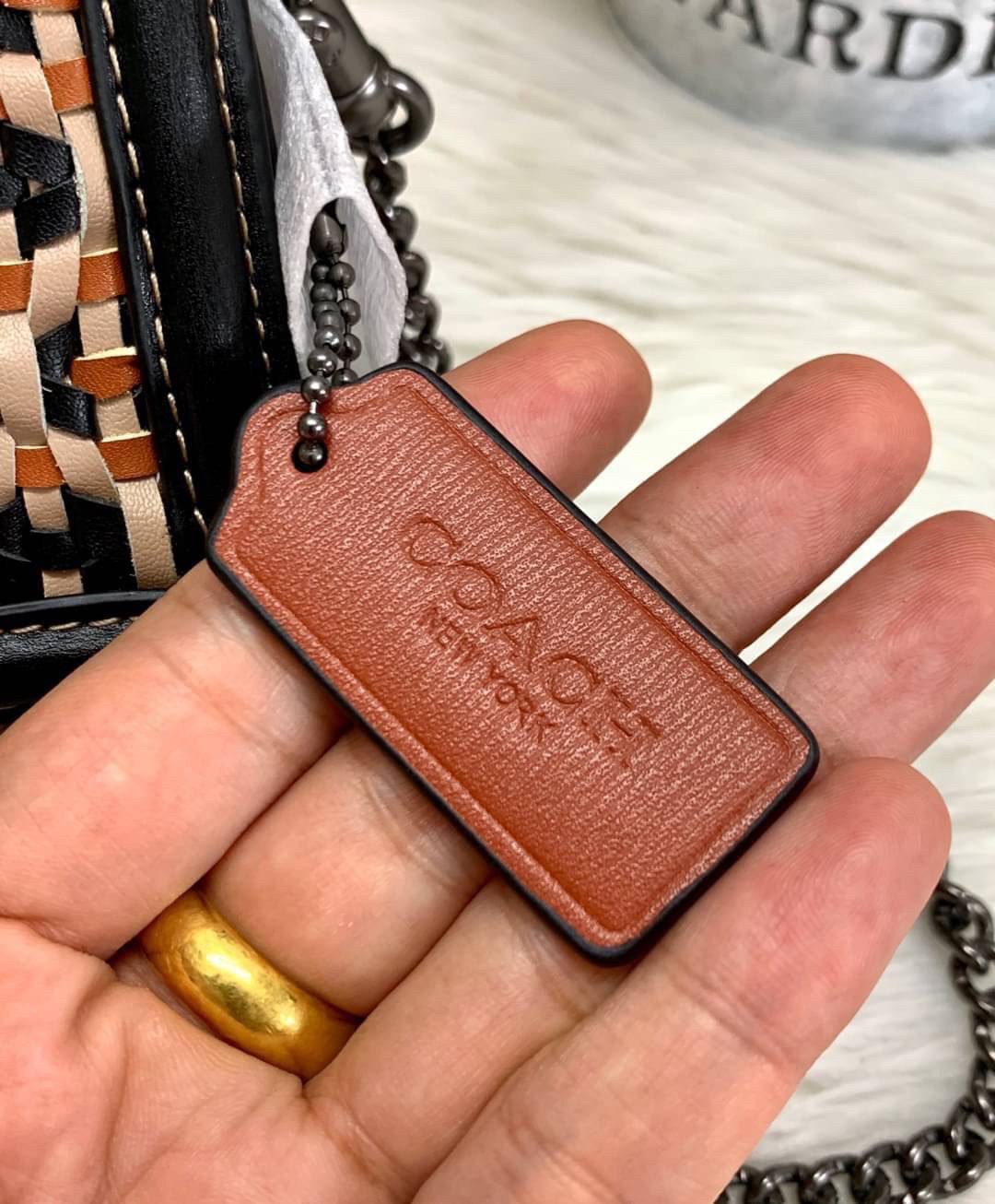 กระเป๋าสะพายไฮโซแบรนด์เนมโค้ชสีดำเบจลายสานหนังแท้ Coach Hutton Clutch With Weaving ((3656//802))
