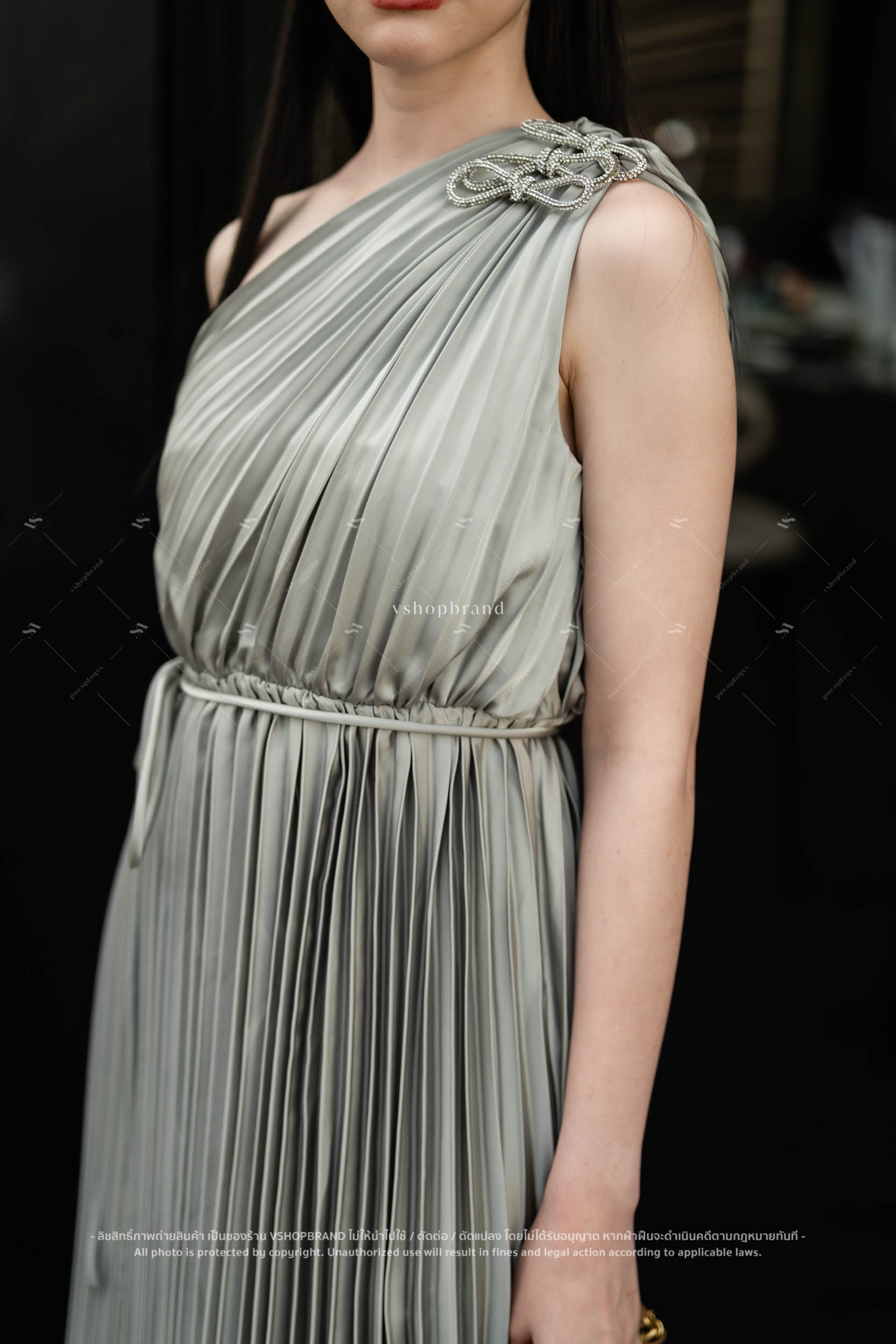 Maxi เดรสอัดพลีทปาดไหล่ เข็มกลัดโบว์+เชือก