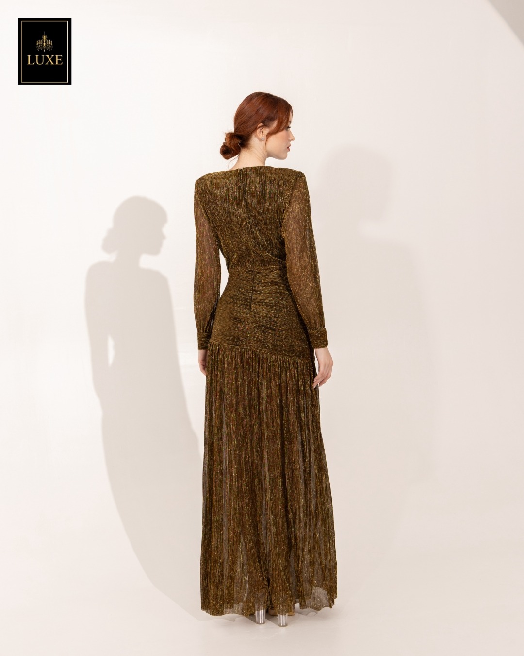 Label : LUXE แม็กซี่เดรสเสื้อคอวีป้าย แขนยาวเสริมไหล่ กระโปรงจับเดรปย่นเข้ารูปตรงสะโพก ต่อชายกระโปรงบาน ผ่าหน้าขา ทำจากผ้าราเม่อัดพลีทผสมดิ้นเมทัลลิก ผ้านุ่ม ยืดหยุ่น ใส่สบาย เล่นแสงสวย มีซิปซ่อนและซับในเต็มตัวค่ะ