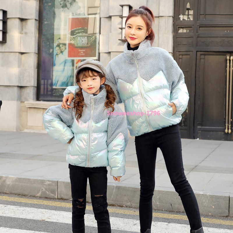 เสื้อกันหนาวแม่ลูก ใส่เป็นคู่แม่ลูก หรือใส่เดียวก็สวยมาก เสื้อกันหนาวเกรดพรีเมี่ยม ผ้าเงาเคลือบสารสะท้อนหยดน้ำ แนวหวานแหวน สีพาสเทล ทรงแจ็คเก็ตแต่งขนแกะ ปกคอสูงกันหนาวติดลบ มี 2 สี