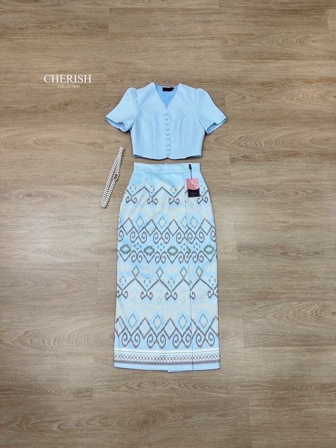 เช็ท 3 ชิ้น ชุดงานบุญ ชุดไทยหรือจะใส่เป็นธีมชุดเพื่อนเจ้าสาวก็เหมาะ ใส่ได้ทุก เทศกาล ดีเทล เสื้อวีแต่งกระดุมเรียง เสื้อแขนสั้น ใหล่ยกเล็กน้อยเสริมซับในอย่างดี ใส่คู่ผ้าถุงพิมท์ลาย เนื้อผ้าใส่สบาย มีเข็มขัด ไม่ว่าจะออกงานไหน ก็สวยยืนหนึ่งค่ะ