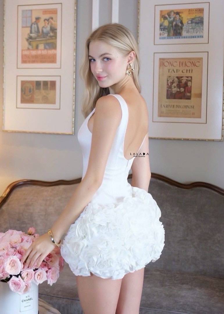 มินิเดรสแขนกุด แต่งดอกไม้ช่วงล่าง ทรงพอดีตัว เว้าช่วงหลัง อกเสริมฟองน้ำตัดเย็บอย่างดี การันตีงานคุณภาพ ชุดถ่ายรูป#งาตามหา#งานป้าย #ชุดงานแต่ง #ชุดออกงาน #ชุดไปงาน#ชุดเวียดนาม #ชุดอาฟเตอร์ปาร์ตี้ #ชุดเจ้าสาว