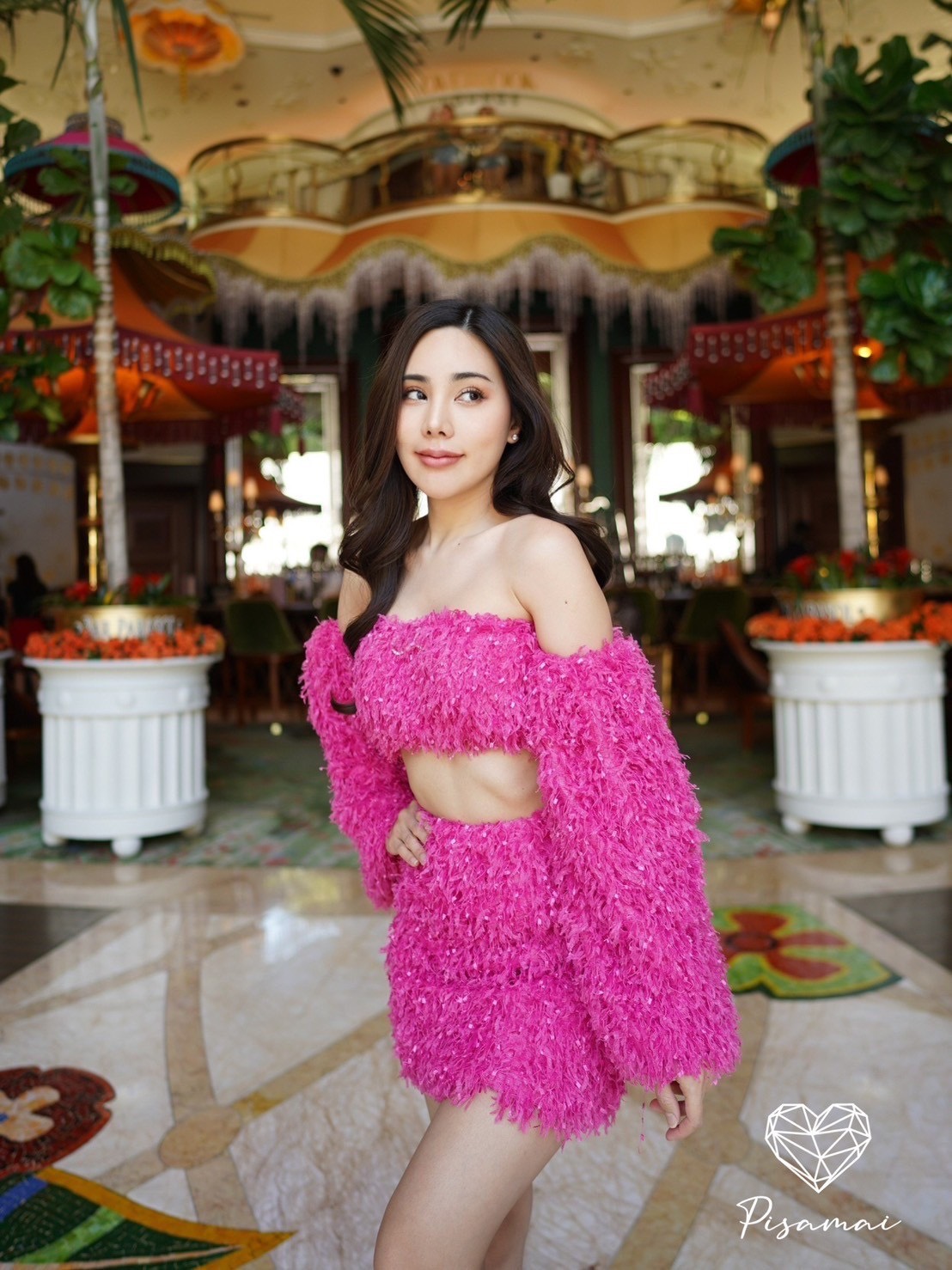 Detail :: เซ็ตเสื้อปาดไหล่สีชมพูบาร์บี้ มาคู่กับกระโปรงสอบ มีเข็มกลัดโบว์้เพชรเงินวิ้งๆ ติดช่วงอก ใส่สวยมากๆค่า ใส่สวยมาก ปังปุริเย้แน่นอนค่า ห้ามพลาดเลย