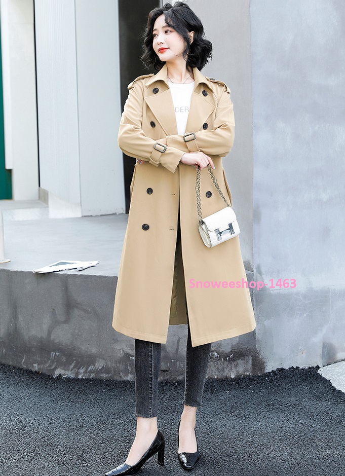 Trench Coats ทรงเบสิคแต่งกระดุมสองแถวสีพื้นพร้อมเข็มขัดใส่ได้ทุกซีซัน เรียบหรูเหมาะสำหรับใส่ไปต่างประเทศมี 3 สีให้เลือก