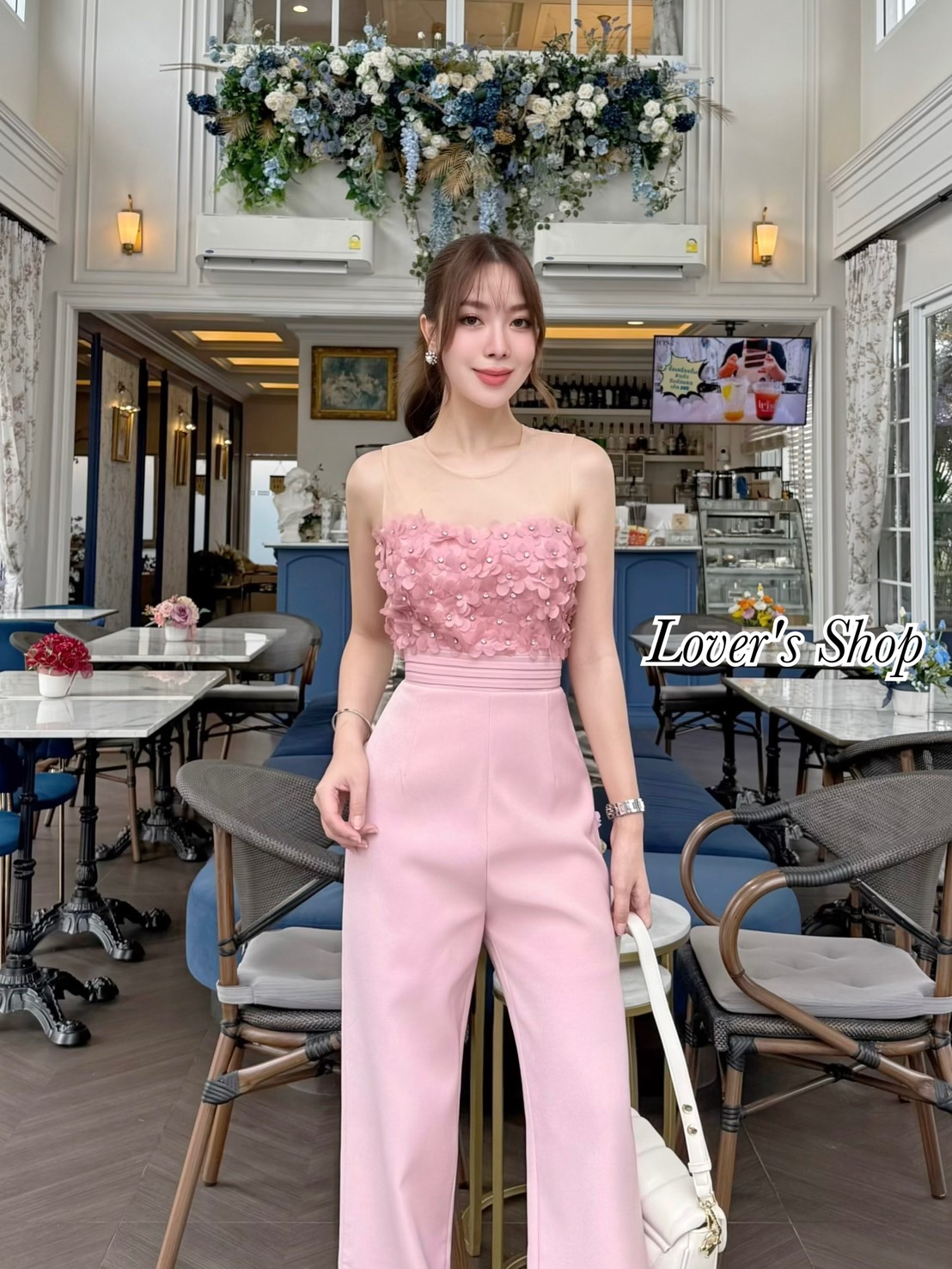 Teg : Lover’s Shop Detail : จั้มสูทกางเกงขายาว ยกดอกไม้มาให้ทั้งทุ้งเลยค้า เป็นจั้มสูทที่ได้ทั้งลุคหวานและเปรี้ยวลงตัวสุดๆ ดีเทลช่วงอกแต่งดอกไม้3D แต่งด้วยเกสรเพชร เป็นงานเย็บนะคะ ไม่หลุดง่าย ช่วงบ่าใช้ผ้ามุ้งซีทรู เวลาใส่คล้ายเกาะอก เอวตีเกล็ดมาให้