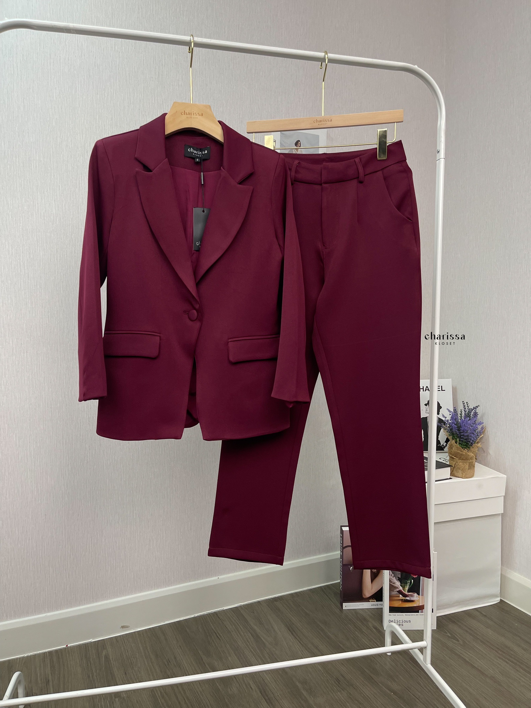 Blazer+กางเกง ผ้าดีใส่สบายมาก เสื้อสูทมีซับในอย่างดี แต่งกระดุมผ้าเดียวกับสีชุด มีซับในทั้ชุด มาคู่กับกางเกงขายาวใส่สบายๆ ไม่สม้อคนะคะ กระเป๋าใช้งานได้จริงทั้งเสื้อและกางเกงเลยค่า เสื้อสูทมีรองบ่าบางๆเพื่อให้เป็นทรงสวย จะใส่คู่กับรองเท้าผ้าใบวันสบายๆ หรือ