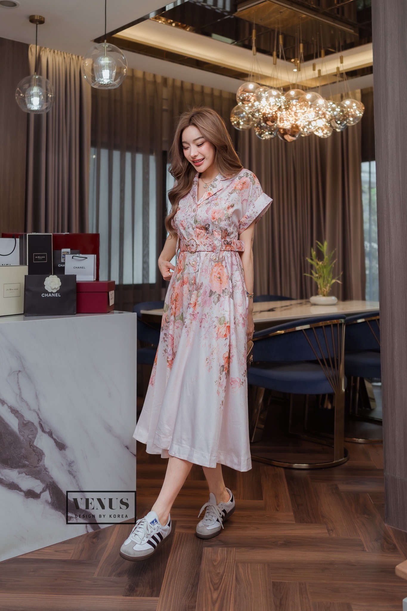 Zimmerman Dress เดรสพิมพ์ลายดอกไม้ คอปก งานมาพร้อมกับเข็มขัดเข้าชุดกันนะคะ งานสวยเป๊ะมากๆคะ แม๊ทกับรองเท้าผ้าใบก็สวยคะ