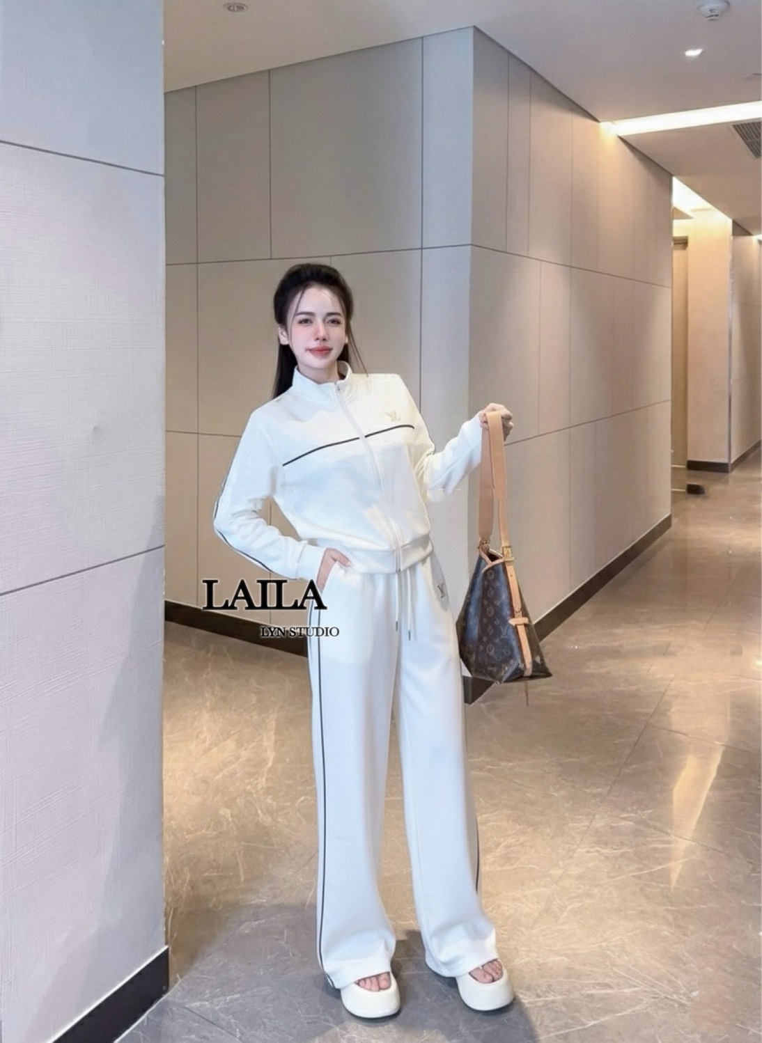 Tag: LAILA Detail:Setเสื้อสเวตเตอร์+กางเกง งานสเวตเตอร์แขนยาวผ้าวอล์มอย่างดีแต่งจั้มปลายแขน แต่งลายขีดขาดอกและช่วงอกกับหน้าขาแต่งปักโลโก้แบรนLVงานสวยมากค่า มาพร้อมกางเกงขายาวปลายขาแต่งปล่อยๆแต่งลายแถบมีเชือกผูกเอว ลุคนี้ใส่ได้ทุกโอกาสค่าาาา #ชุดเซ็ท #byla