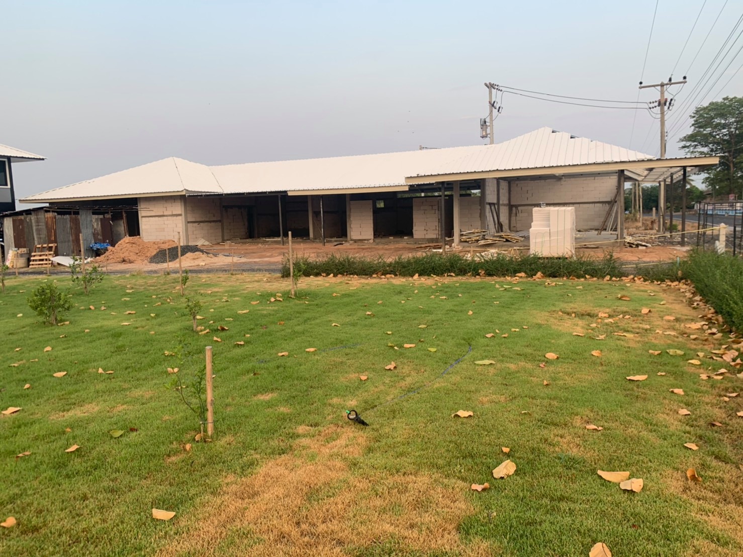 ขายบ้านพร้อมที่ดินมีพื้นที่สวนกว้างขวางพร้อมสำหรับทุกคนในครอบครัว2ไร่13ตรว.ติดถนนใหญ่ใกล้อบต.ป่าชัน 340 เมตร จ.บุรีรัมย์