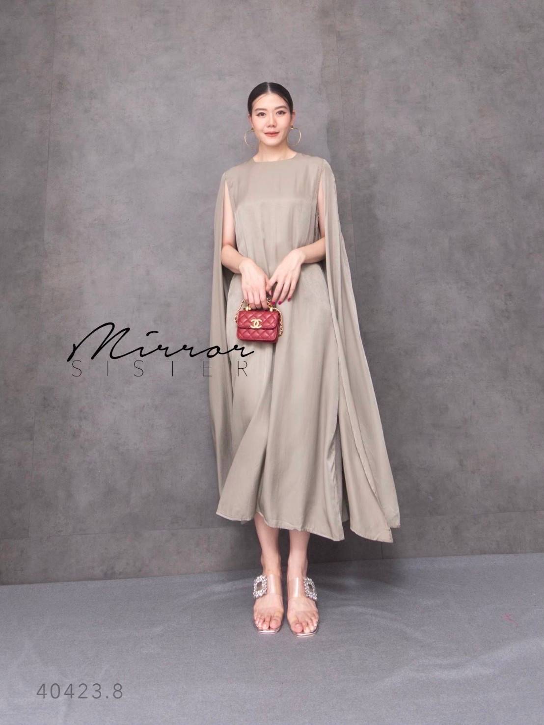 MiRRoRSiSTER’s Fenda Cape and Poncho Dress•• เดรสทรงโมเดิร์น สวยและมีความเก๋ ดีไซน์สุดชิค แพทเทรินใส่ง่าย รุ่นนี้ใช้ผ้าเปลืองมาก เนื้อผ้าสวยใส่สบายมากๆ ดีไซน์เหมือนมีผ้าคลุมไหล่อำพรางแขน ตัวเดรสเป็นแขนกุด มีซิปด้านหลัง..ใส่แล้วไม่ร้อนเพราะเนื้อผ้าเนื้อดีใ