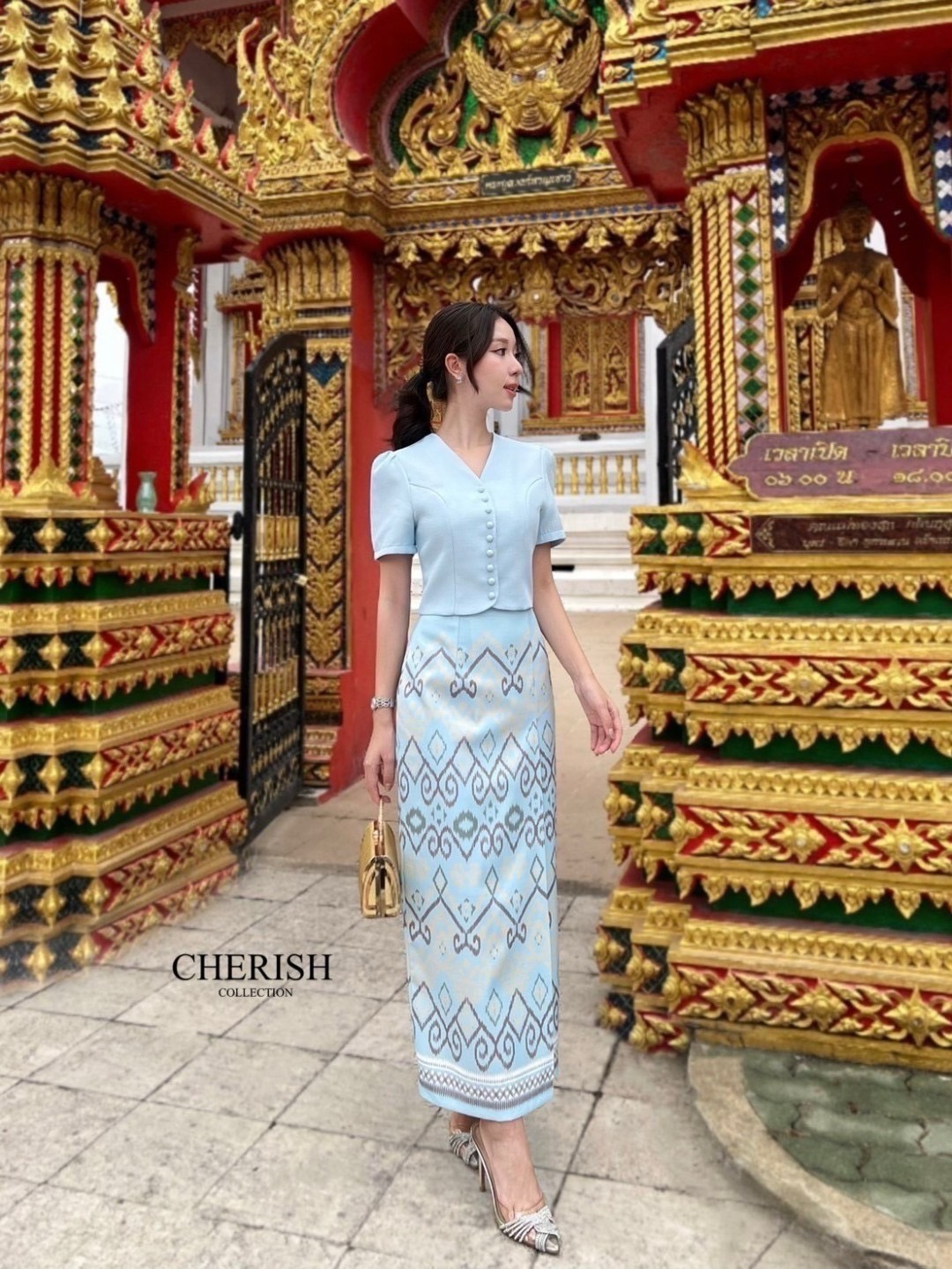 เช็ท 3 ชิ้น ชุดงานบุญ ชุดไทยหรือจะใส่เป็นธีมชุดเพื่อนเจ้าสาวก็เหมาะ ใส่ได้ทุก เทศกาล ดีเทล เสื้อวีแต่งกระดุมเรียง เสื้อแขนสั้น ใหล่ยกเล็กน้อยเสริมซับในอย่างดี ใส่คู่ผ้าถุงพิมท์ลาย เนื้อผ้าใส่สบาย มีเข็มขัด ไม่ว่าจะออกงานไหน ก็สวยยืนหนึ่งค่ะ
