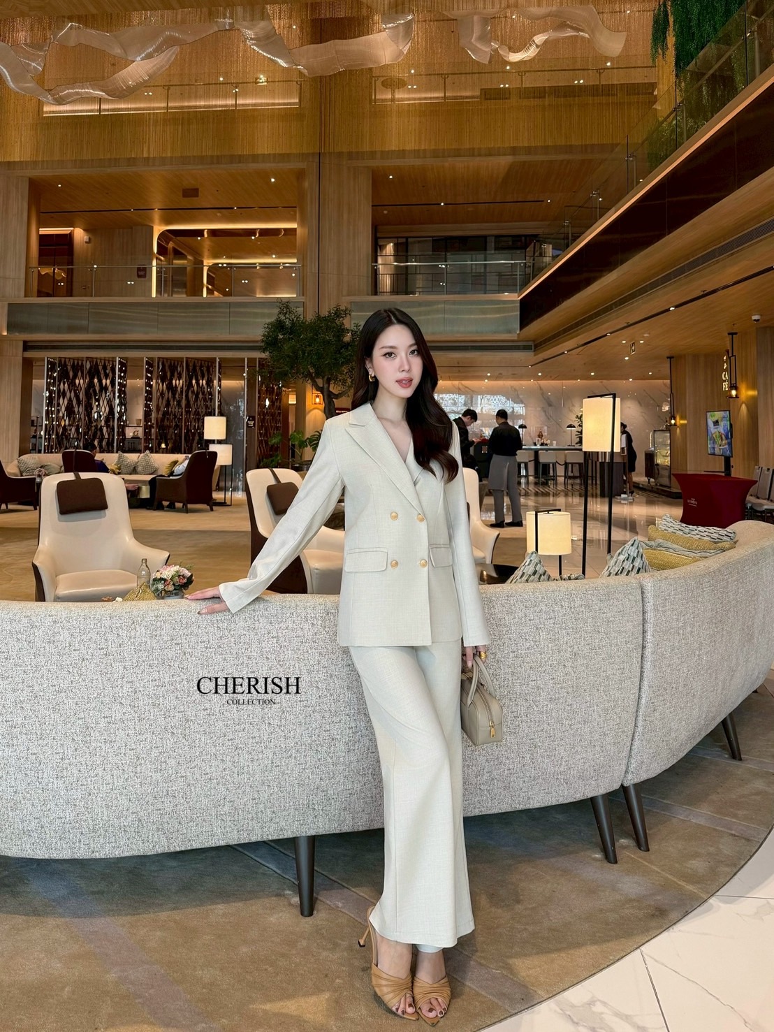Setsuit เสื้อ+กางเกง ลุค CEO เรียบหรู ดูทันสมัย ทรงสวย ใช้ผ้าดี ใส่สบาย ตัวเสื้อสูทแต่งกระดุมทองมีกระเป๋า พร้อมซับในทั้งตัว มาพร้อมกับกางเกงขากระบอก มีกระเป๋า 2 ข้าง เซตนี้จะใส่ทำงาน หรือออกงานดูดีสุดๆค่ะ