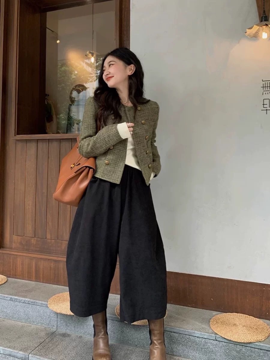 Blazer ผ้าทวิตทอเลื่อม แต่งกระดุมทอง กระเป๋าล้วงได้จริง มีฟองน้ำเสริมบ่า เนื้อผ้าดี งานมีซับในสวย TAG : 🇰🇷🇰🇷