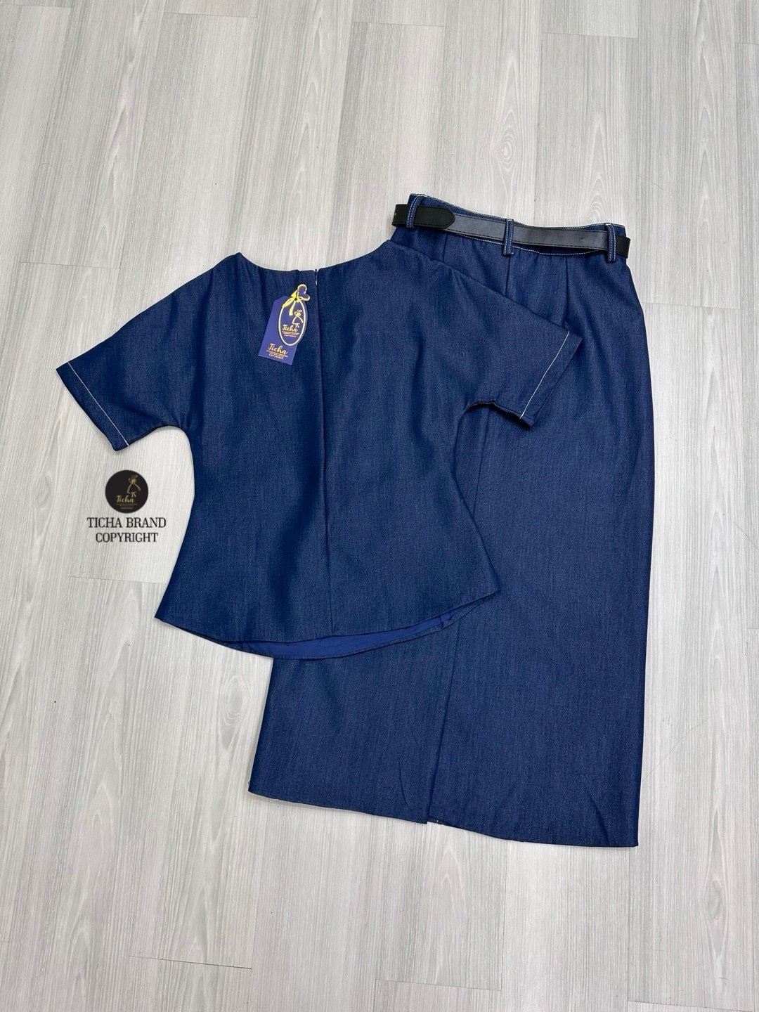 Set 2 ชิ้นสีกรมผ้ายีนส์เทียม เสื้อแขนสั้นดีเทลแต่งคอปกเฉียงด้านหน้าและเย็บติดกระดุมที่ไหล่ ดีไซส์เก๋(มีซิปหลัง) มาพร้อมกับกระโปรงทรงเอตีเกร็ตยาวตะเข็บขาวด้านหน้า ดีเทลผ่าหลัง มีกระเป๋า2ข้าง (มีตะขอซิปหน้า) มาคู่เข็มขัดใส่ปรับเข้ารูปให้ทรงสวยดีไซน์เก๋ เนื้