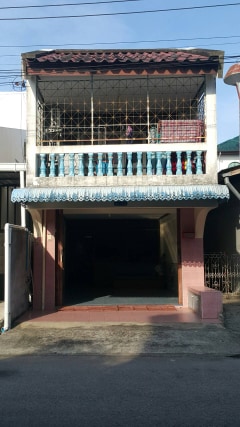 ขายบ้านทาวน์เฮาส์ 3 ห้องนอน 3 ห้องน้ำที่จอดรถพร้อมเข้าอยู่ ถ.นิพัทธ์สงเคราะห์ 3 ใกล้ห้างบิ๊กซีคลองแห 1.3 กม. ใกล้แหล่งงานเดินทางสะดวก อ.หาดใหญ่ จ.สงขลา