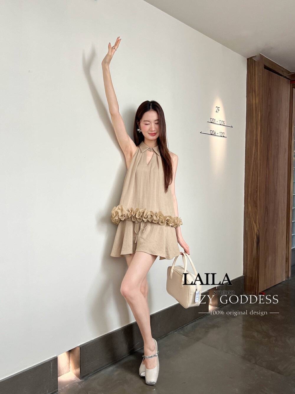 Tag: LAlLA Detail: Setเสื้อ+กางเกง เสื้อคอปกงานผ้าชีฟองทรงแขนกุดหลวมสบายๆพริ้วๆ งานแต่งเว้าช่วงอก ปลายขอบเสื้อดีไซน์ระบายๆช่วงขอบ มาพร้อมกางเกงขาสั้นงานผ้าเดียวกันกับตัวเสื้อ ทรงบานๆพริ้วๆ ด้านในแต่งซับใน ลุคสวยใส่ง่ายใส่สบาย แมชลงตัวลงตัวมากค่าบอกเลยย #b