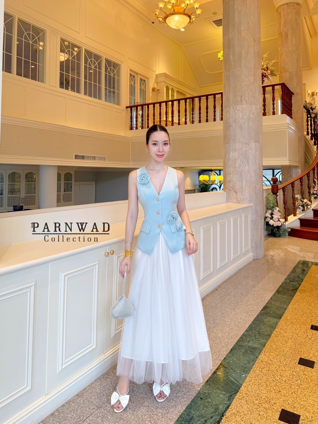 Set เสื้อคอวีแต่งกระดุมทองผ้าทอมีซับในไม่คัน แมทซ์กับกระโปรงผ้ามุ้งสองชั้นซับในสีขาว ประดับด้วยดอกไม้ 3D เป็นเข็มกลัด ติดตรงไหนก็ได้ตามใจชอบเลยน๊าาา ราคาดีมากกก #parnwadcollection #ชุดงานบุญ #ชุดไทย #ชุดไปวัด #งานตามหา