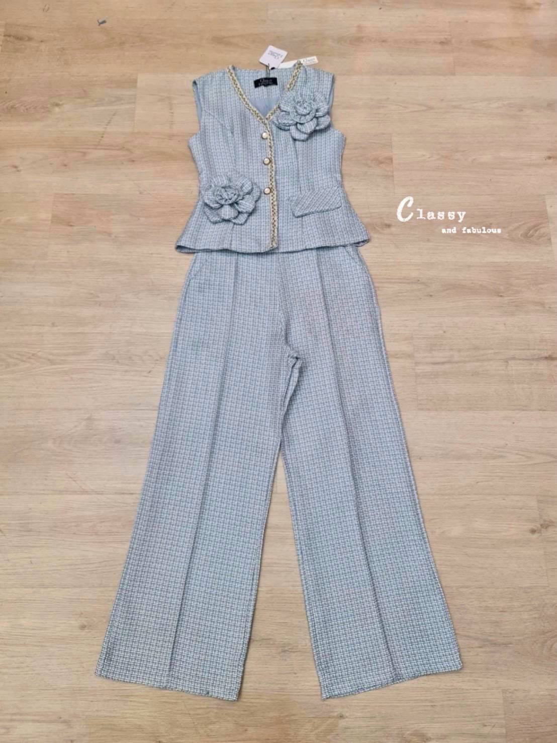 set เสื้อคอวีแขนกุดผ้าทวิตทั้งชุด ตรงคอและรางกระดุมตกแต่งด้วยเส้นลูกไม้ลายสวย กระดุมหน้าถอดได้จริง มีกระเป๋าเสื้อข้างนึงและมีดอกไม้เข็มกลัดสวยๆ ถอดได้ 2 ดอก ใส่คู่ขายาวทรงกระบอกกลาง ซิปหลัง มีกระเป๋าล้วงจริงทั้ง2 ข้าง มึซับในทั้งชุด เนื้อผ้าทวิตอย่างดี ใส