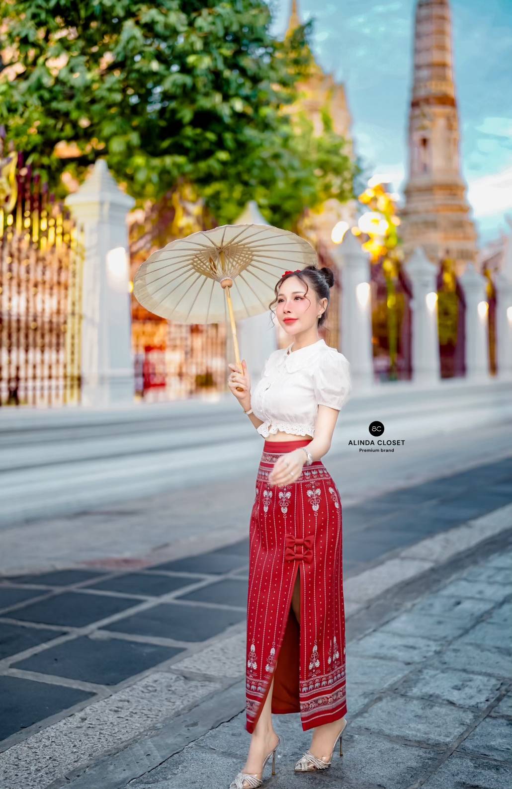 Tag : ❥𝐀𝐋𝐈𝐍𝐃𝐀 Code : #F08278 Detail : ชุดเซ็ทผ้าไทยประยุกต์เข้าใหม่ค่ะ ชุดนี้ตัวเสื้อเป็นเสื้อคอปกสีขาว กระดุมหน้า แขนสั้นจั๊มปลายแขน แต่งระบายผ้าลูกไม้ที่ชายเสื้อ เนื้อผ้าดีมากกก ทรงสวย ใส่สบายมากๆๆ